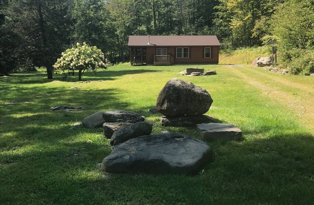 Neue Blockhütte / 9 Hektar / Blick auf die Berge / Natürliches Schwimmloch /