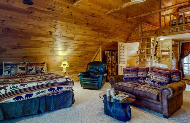 Cozy log cabin studio with WiFi, gas fireplace, kitchenette & patio