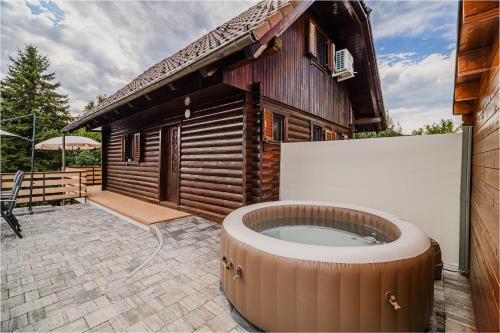 Log Cabin Vista View with Hot Tub