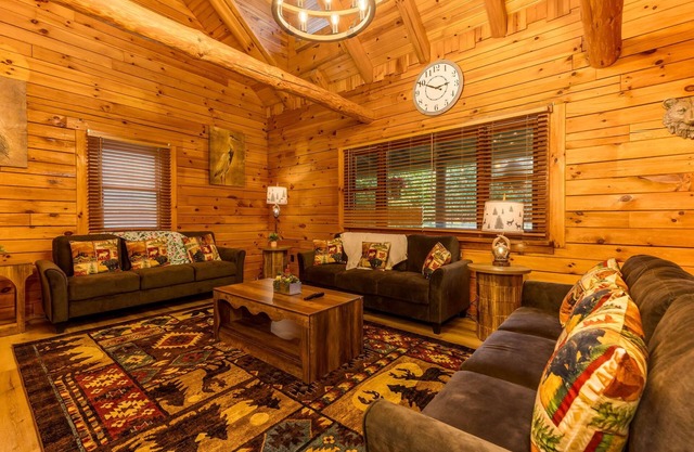 Log Cabin w/5BR, Hot Tub & Game/Movie Theater in Hocking Hills
