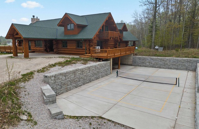 Log Retreat w/ Private Pickleball Court in Fish Creek!