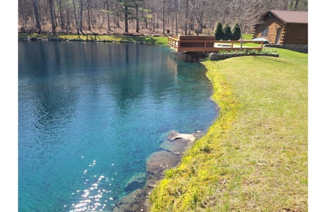 Log Cabin with Fireplace, Swimming Pond & Game Room, Close to Skiing