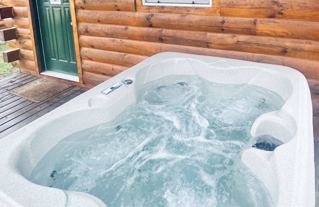 Log Cabin with Hot Tub 2 Miles from Crystal Mountain!!!