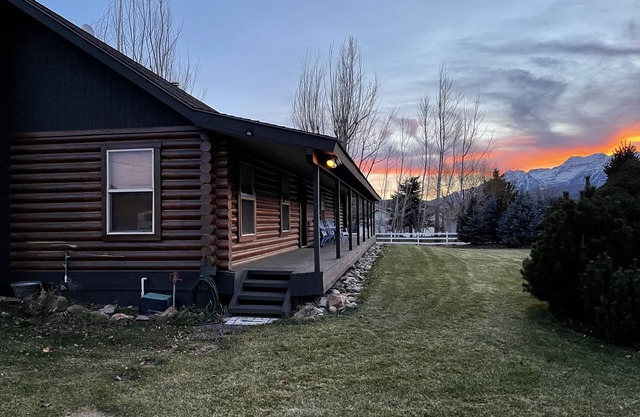 Log Family Cabin in the great Heber Valley, Wasatch County Mountains