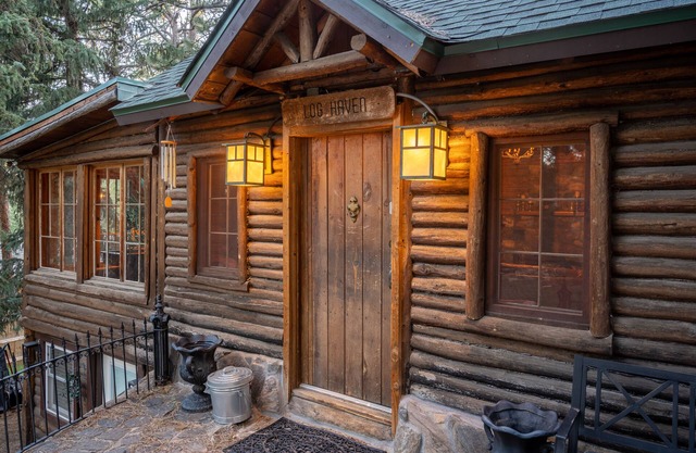 ★ Log Haven ★ Red Rocks ★ Game Room ★ Easy Denver Access ★