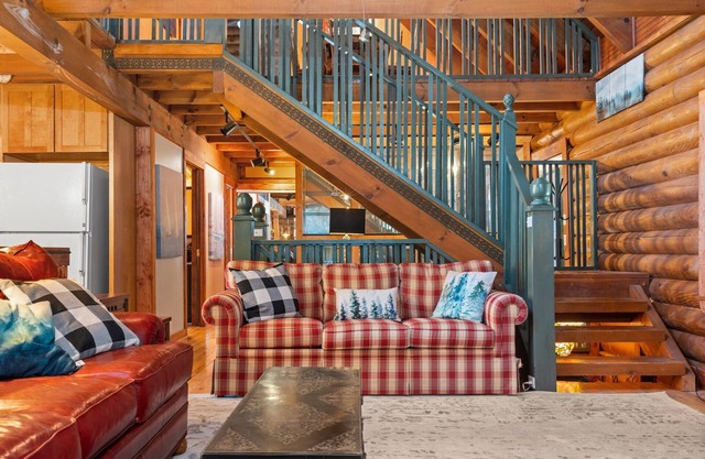 Log Home 2 Hot Tubs sleeps 15 + 2nd apt available for rent sleeps 6 more ❤️pets