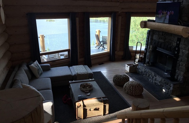 Log Home Getaway, gelegen auf 24 Acres mit eigenem Zugang zum See.