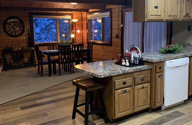 Log Home Getaway auf 7 Hektar in der Nähe von Hochzeitsorten und Flussaktivitäten