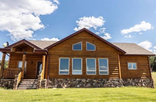 Log home near forest service access! Located in SW Montana. Pet friendly!