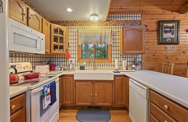 Log Home near Lake - Fish, Boat, Bike, Pets