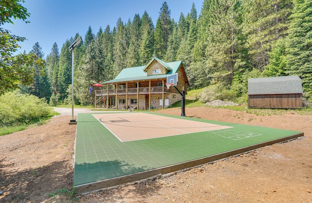 Blockhaus auf 40 Hektar privatem Gelände im Mt. Shasta Ski Park