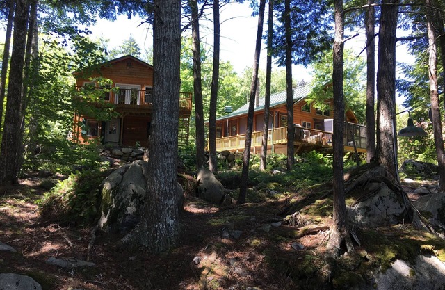 Blockhaus am unberührten Cold Stream Lake