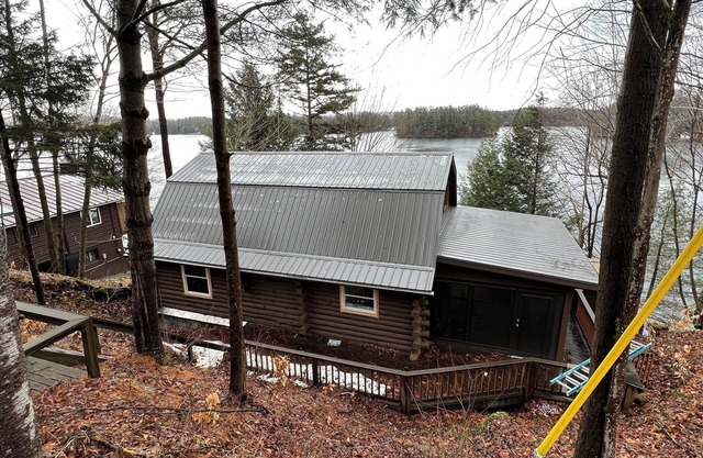 Log home on White Lake: Dog Friendly!