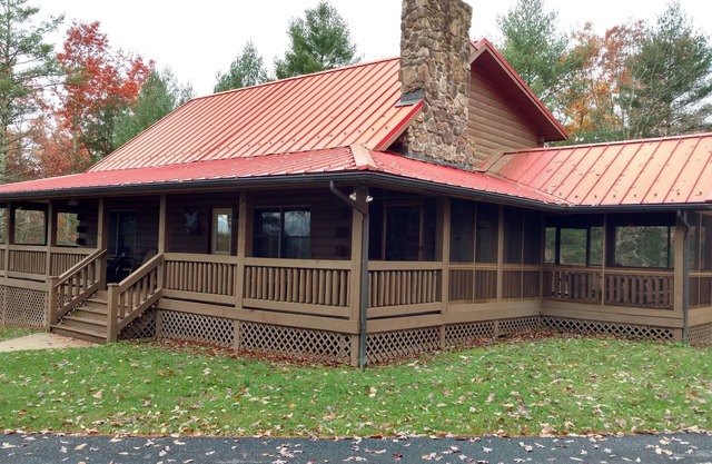 Log Home Retreat auf einem malerischen privaten Bauernhof