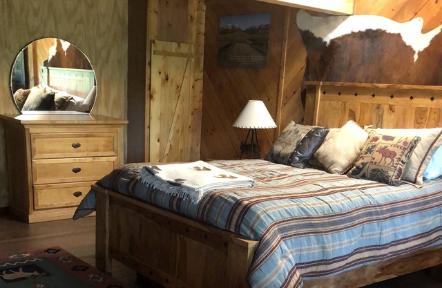 Log home studio in the woods. Pet friendly.