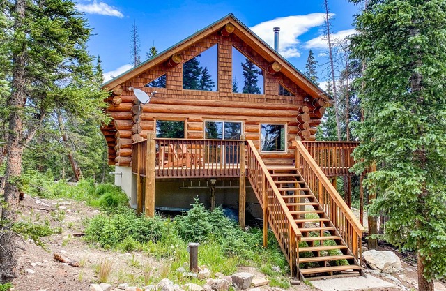 Die Ptarmigan Lodge ist eine echte Blockhütte, die gemütlich ist und eine herrliche Aussicht bietet - eine wahre Bergerfahrung!