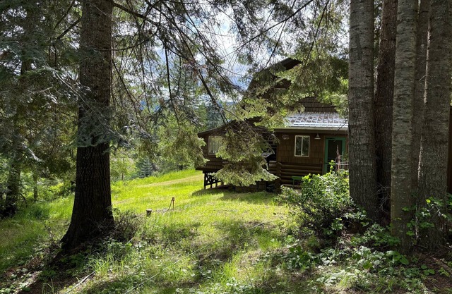 Log House on acreage, 30 min east of Coeur d’ Alene near Rose Lake and Medimont
