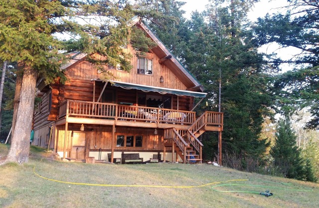 LOG-HAUS AUF KLEINEM BITTERROOT-SEE