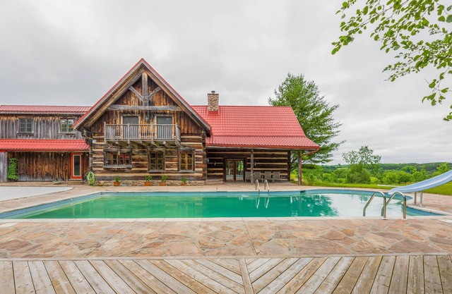 Log house with pool! Close to Toronto! 5 mins from downtown Bolton!