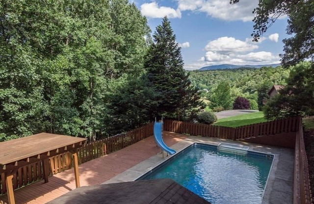 Log Lodge: Mountain/Water View & Heated Pool!