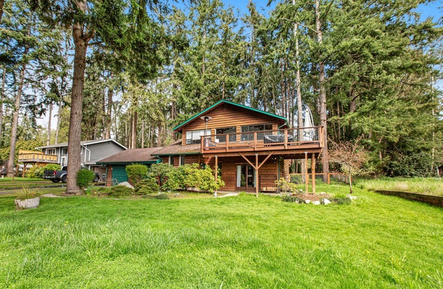 Log-style mountain and bay-view retreat with hot tub, game rooms, & balcony