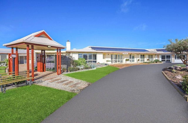 Logans Beach Apartments - The Beach House