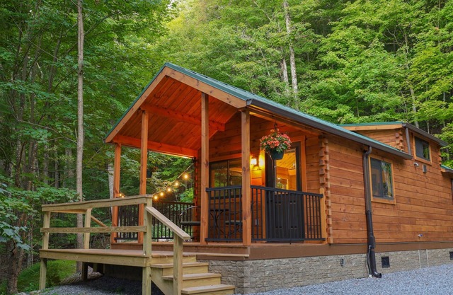 LogCabin w/ hot tub l borders Mon. National Forest