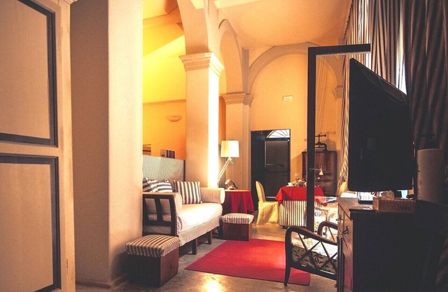 LOGGIA a PALAZZO, suite molto grande, centro storico, 7 km dal mare