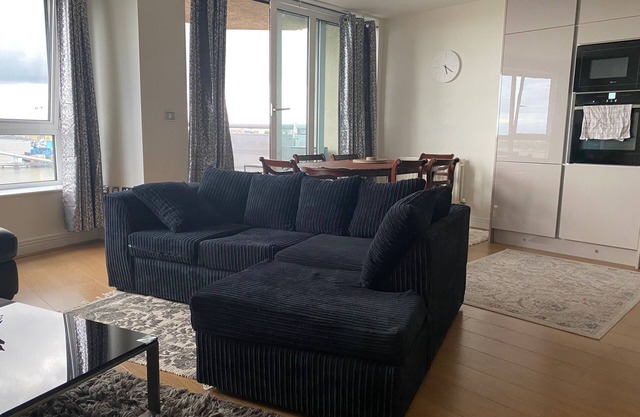 London Apt-Sleeps 4-Parking - Balcony-River View