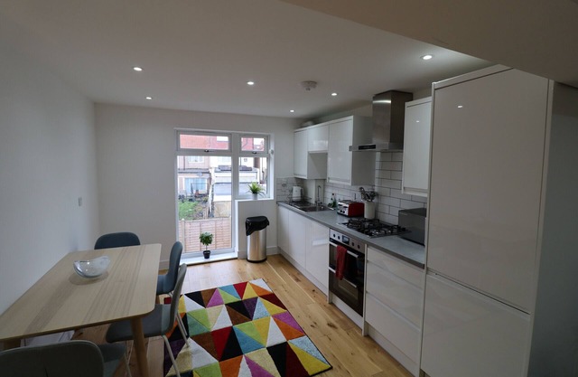 London Mitcham Stunning Two Bedroom Apartment