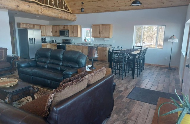"Lone Lodge" 5-bedroom cabin with WiFi, AC, Dock,Landing, close beach.
