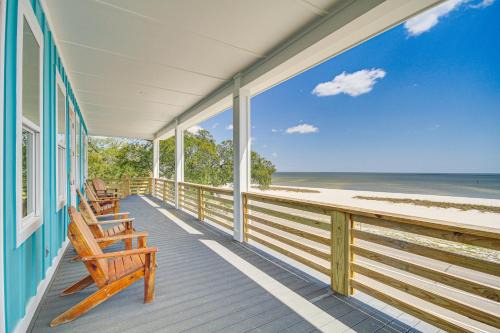 Long Beach Home with Views and On-Site Beach Access!