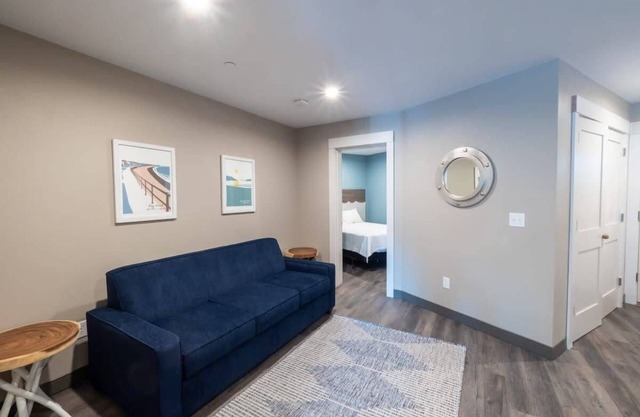 Long Beach Suites: Steps To Beach, Newly Built