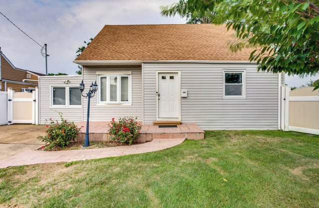 Long Island Duplex By Airport & Train