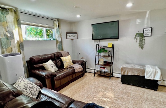 Long Island Family Sized Cozy Apartment w/Large backyard