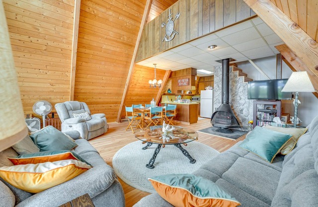 Long Lake Cabin w/ Kayaks, Private Beach & Dock!