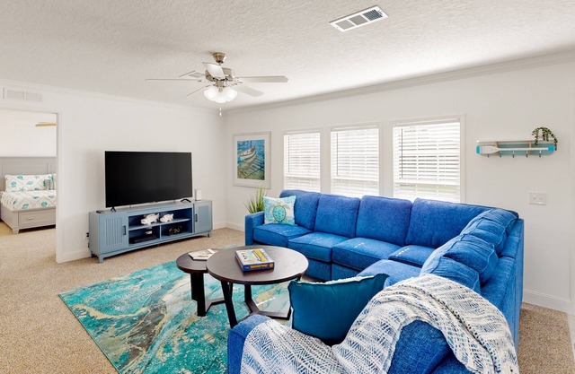 Long Lake House | Waterfront stay in Okeechobee with scenic deck
