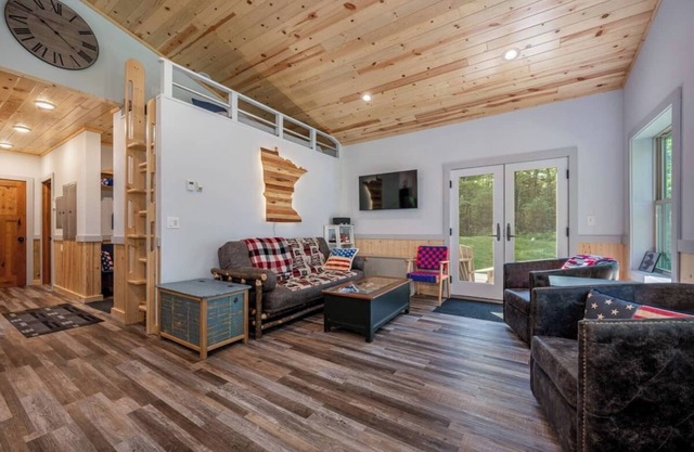 Long Lake Lookout - Two Bedroom, Two Bathroom, Private Lakefront Cabin in the Northwoods MN