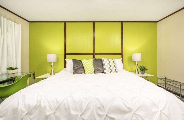 1mi to Downtown | 55"TV | PetsOK | Free Parking