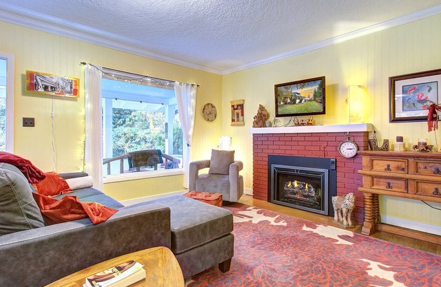Long Term Discounts in Historic Home!