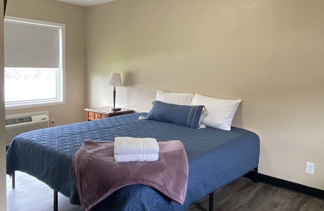 104 Simple & Clean Nostalgic Motel Large Discounts for Weekly & Monthly Stays