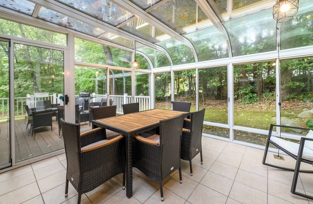 LONG-TERM Relaxing Glass House - Fall Leaves/Beach 5mins/Ski 25mins