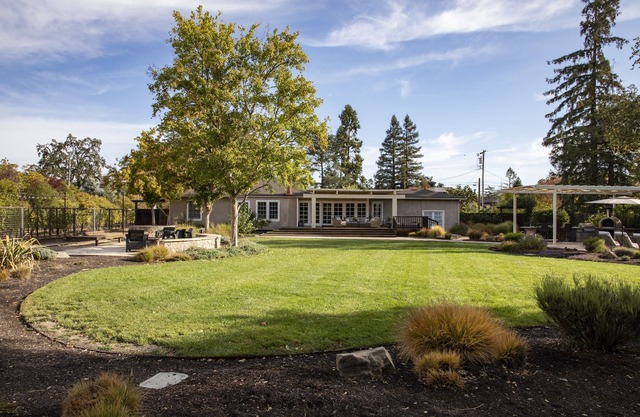Long term rental...serenity found off of iconic Zinfandel Lane!
