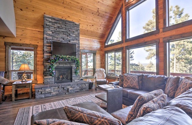 Longview Lodge with Furnished Deck and Fire Pit!