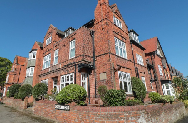 LONSDALE VILLA, pet friendly, with hot tub in Scarborough