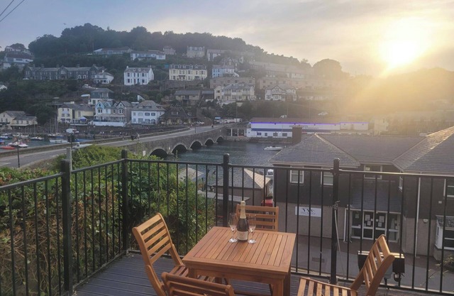 Looe Cottage - Seaside views, log fire, sleeps 4