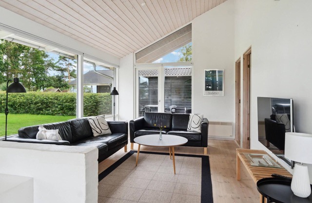 Look forward to a nice family vacation with sea view in this spacious vacation home.