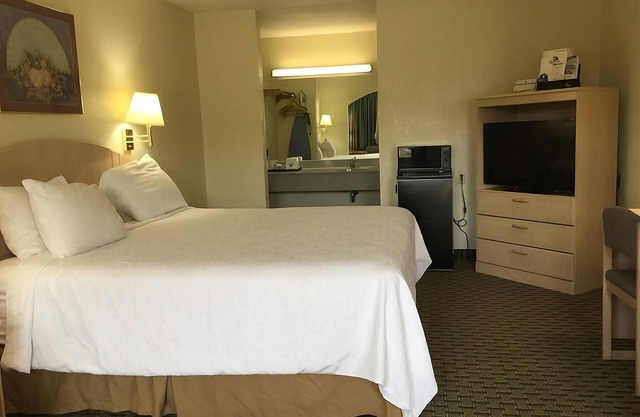 Look No Further! Free Breakfast & Parking, Pool, Minutes to Cambridge Park