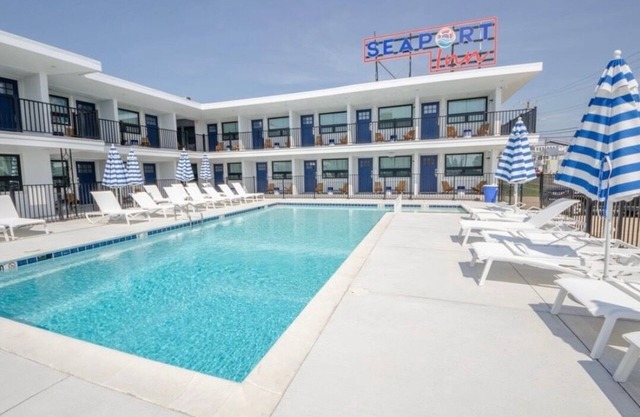 Look No Further! Renovated 1 B/R Condo 1 Blk from the Beach with beautiful pool