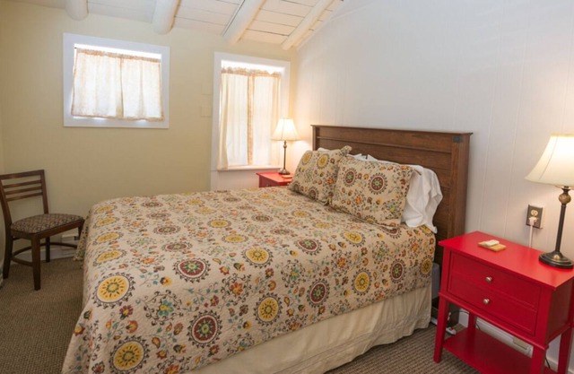 Look No More! Onsite Parking, Heated Pool, Close to Gardiner Downtown!